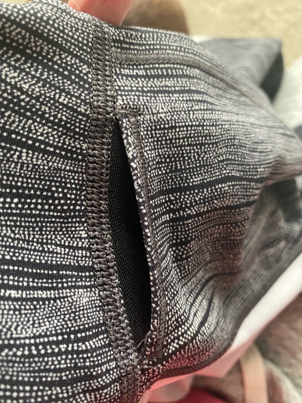 Lululemon cropped size 4 grey and black leggings - Picture 5 of 5